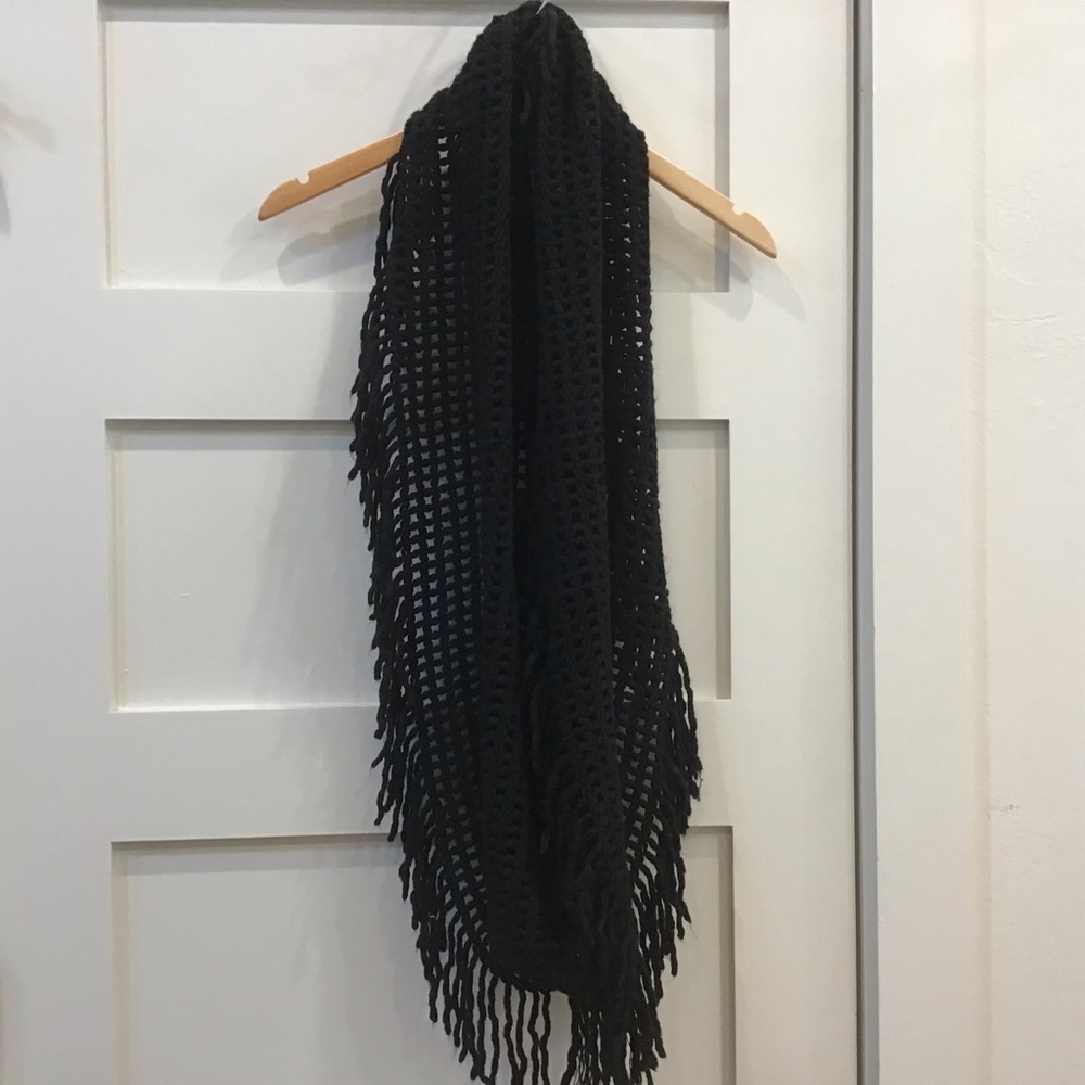 🖤 Black Crochet Fringe Scarf – $5